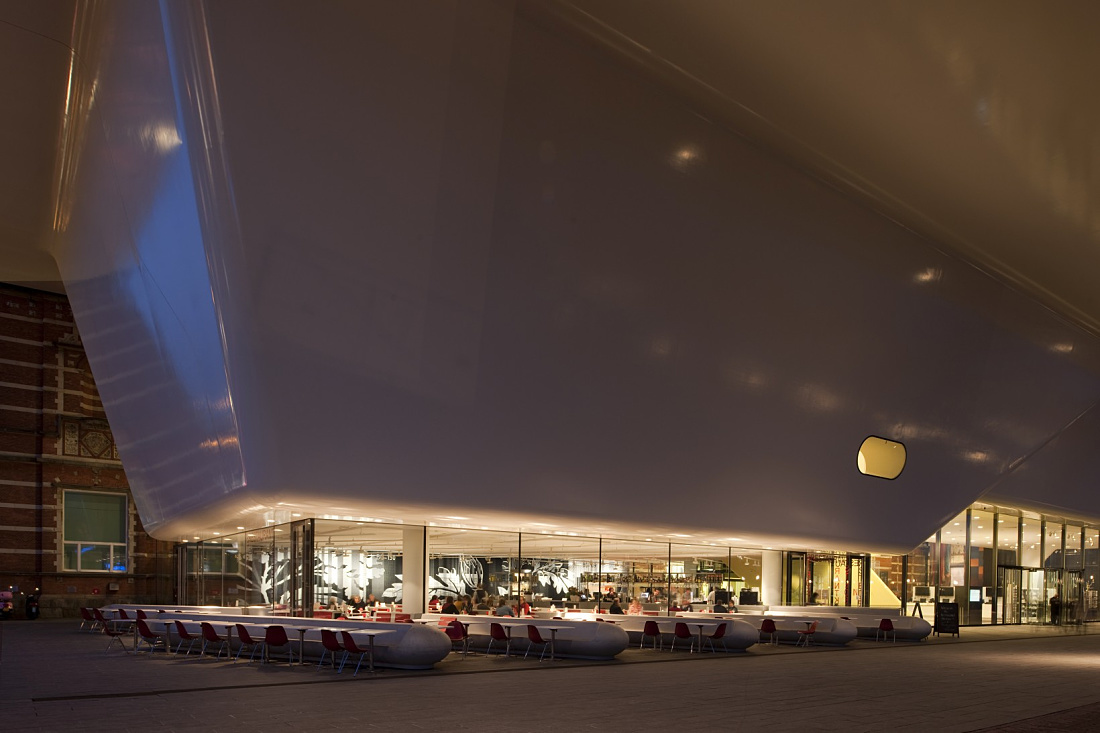 Stedelijk Museum Amsterdam illuminated by ERCO LEDs at night.