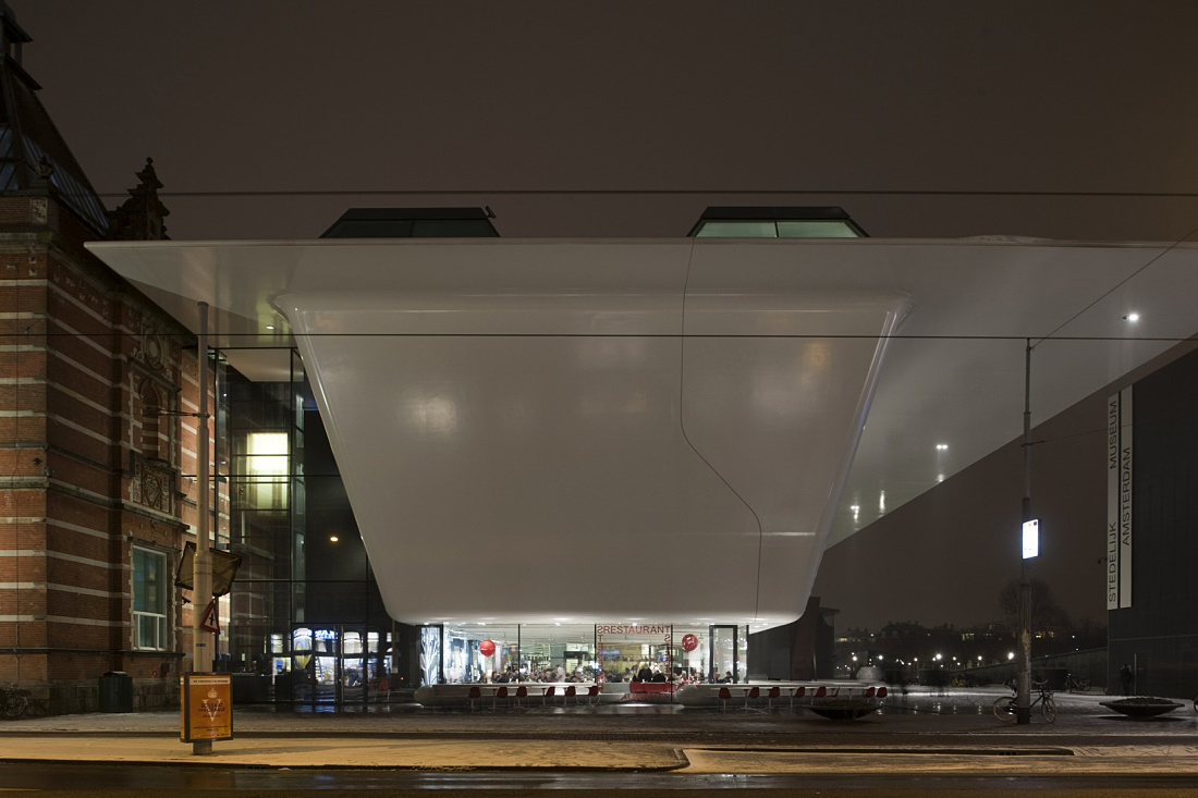 Stedelijk Museum Amsterdam at night, illuminated with ERCO LED spotlights.