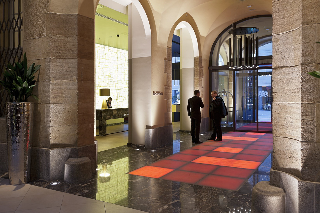 Steigenberger Grandhotel Handelshof lobby illuminated by ERCO lighting, creating ambiance.