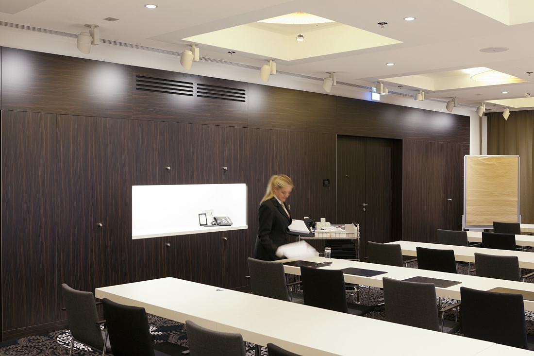 ERCO Optec spotlights illuminate a conference room at the Steigenberger Grandhotel Handelshof.