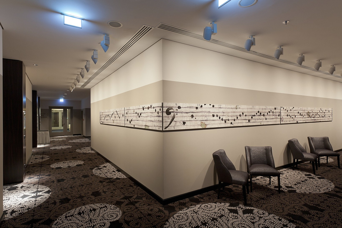 ERCO Optec spotlights illuminate the hallway in the Steigenberger Grandhotel Handelshof, Leipzig.