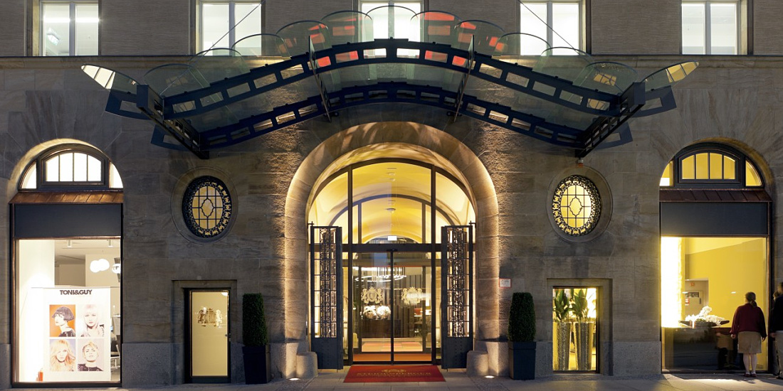 Entrance of the Steigenberger Grandhotel Handelshof in Leipzig, illuminated by ERCO lighting.