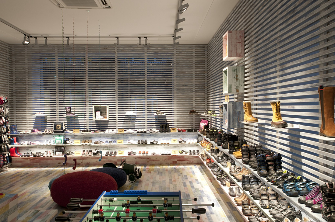 Stiefelkönig shoe shop featuring ERCO LED lighting and shoe displays.