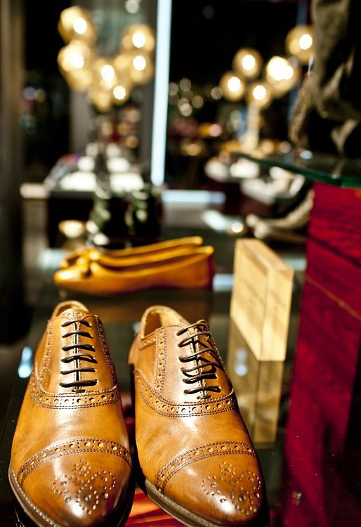 Brown leather shoes displayed at Stiefelkönig, illuminated by ERCO Light Board LED spotlights.