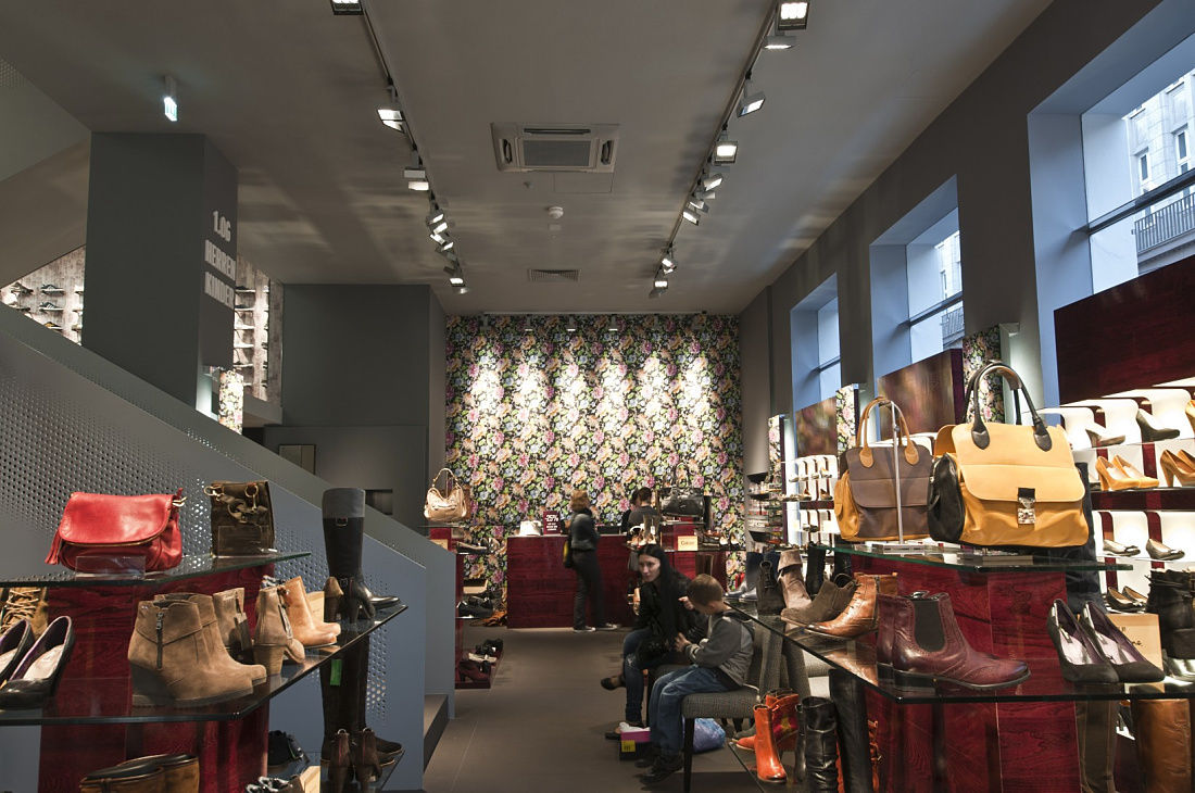 Interior of Stiefelkönig shoe shop featuring ERCO Light Board LED spotlights for accent lighting.