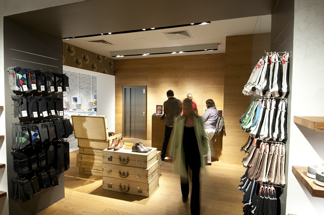 Stiefelkönig shoe shop featuring ERCO Light Board LED spotlights for accent lighting.