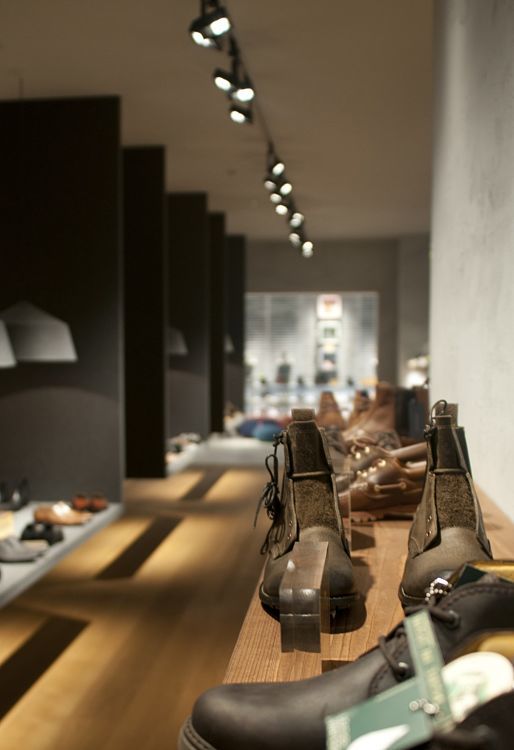 Stiefelkönig shoe shop featuring ERCO Light Board LED spotlights for bright, clever product presentation.