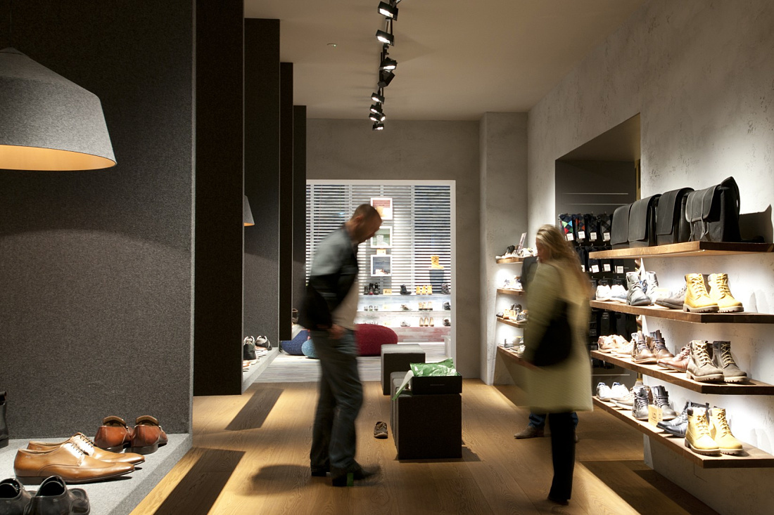 Stiefelkönig shoe shop featuring ERCO Light Board LED spotlights for accent lighting.