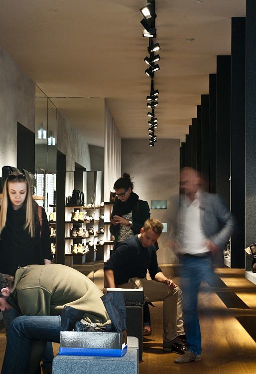 ERCO Light Board LED spotlights illuminate the Stiefelkönig shoe shop, showcasing shoes on Mariahilfer Straße.