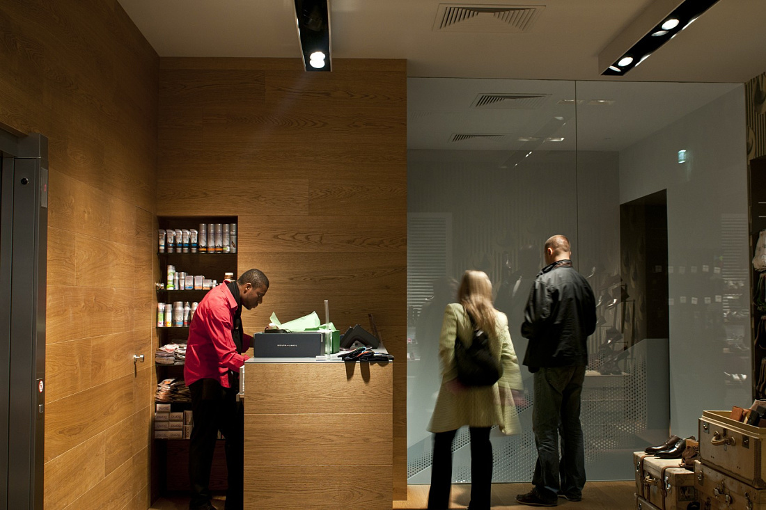 Stiefelkönig shoe shop featuring ERCO LED spotlights and customers.