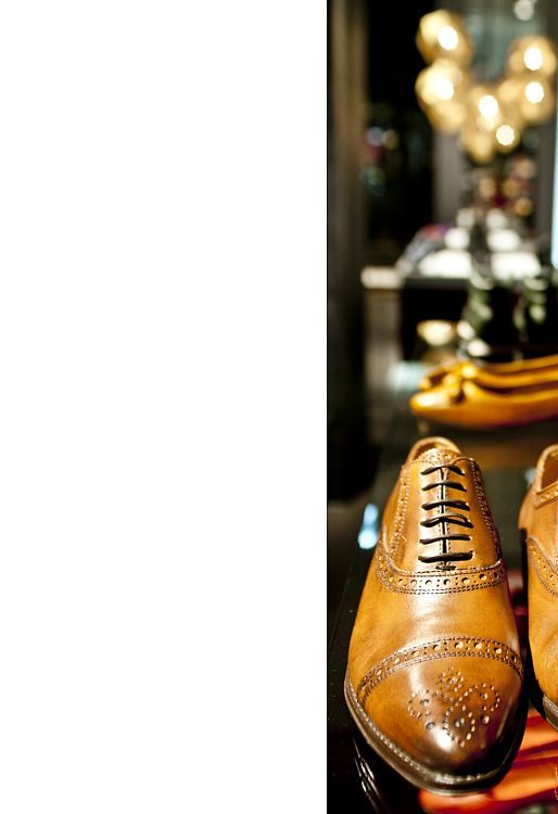 Brown leather shoes displayed at Stiefelkönig, lit by ERCO Light Board LED spotlights.