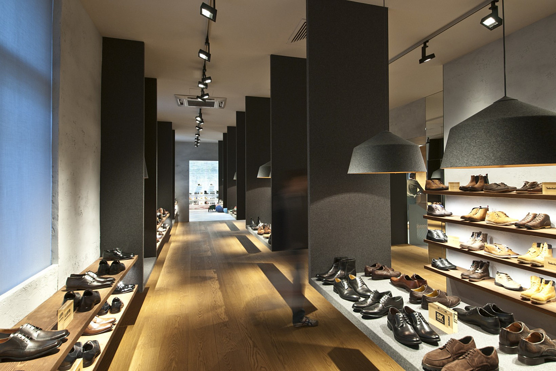 Stiefelkönig shoe store featuring ERCO Light Board LED spotlights for clear product presentation.