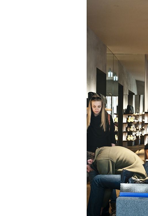 ERCO Light Board LED spotlights illuminate the Stiefelkönig shoe shop, showcasing shoes on Mariahilfer Straße.