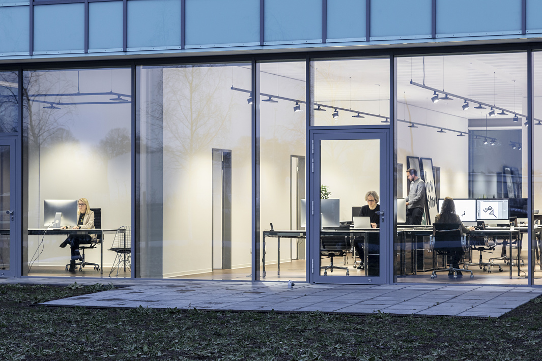 ERCO Jilly downlights illuminate the Stiehl/Over/Gehrmann office, providing flexible and comfortable office lighting.