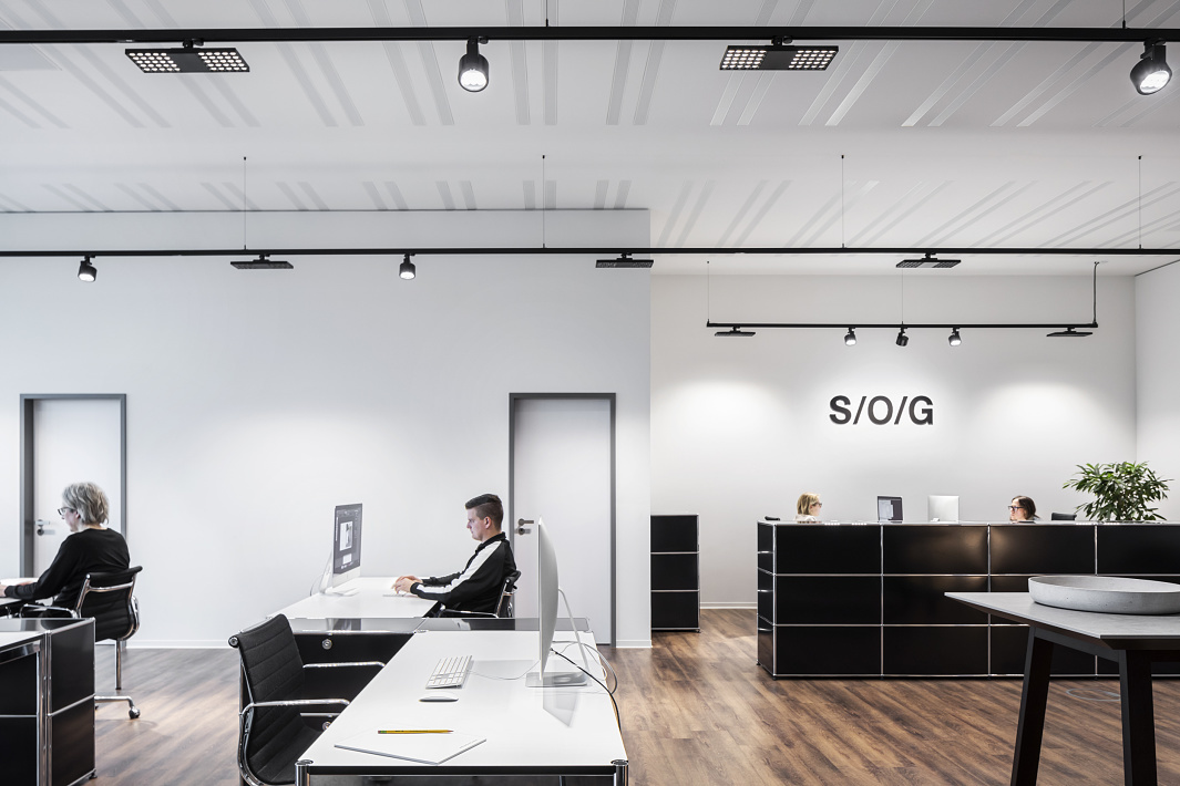 ERCO Jilly downlights provide flexible office lighting for visual comfort at Stiehl/Over/Gehrmann, Osnabrück.