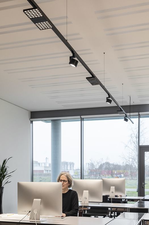 ERCO Jilly downlights on Hi-trac track provide flexible office lighting with high visual comfort in Osnabrück.