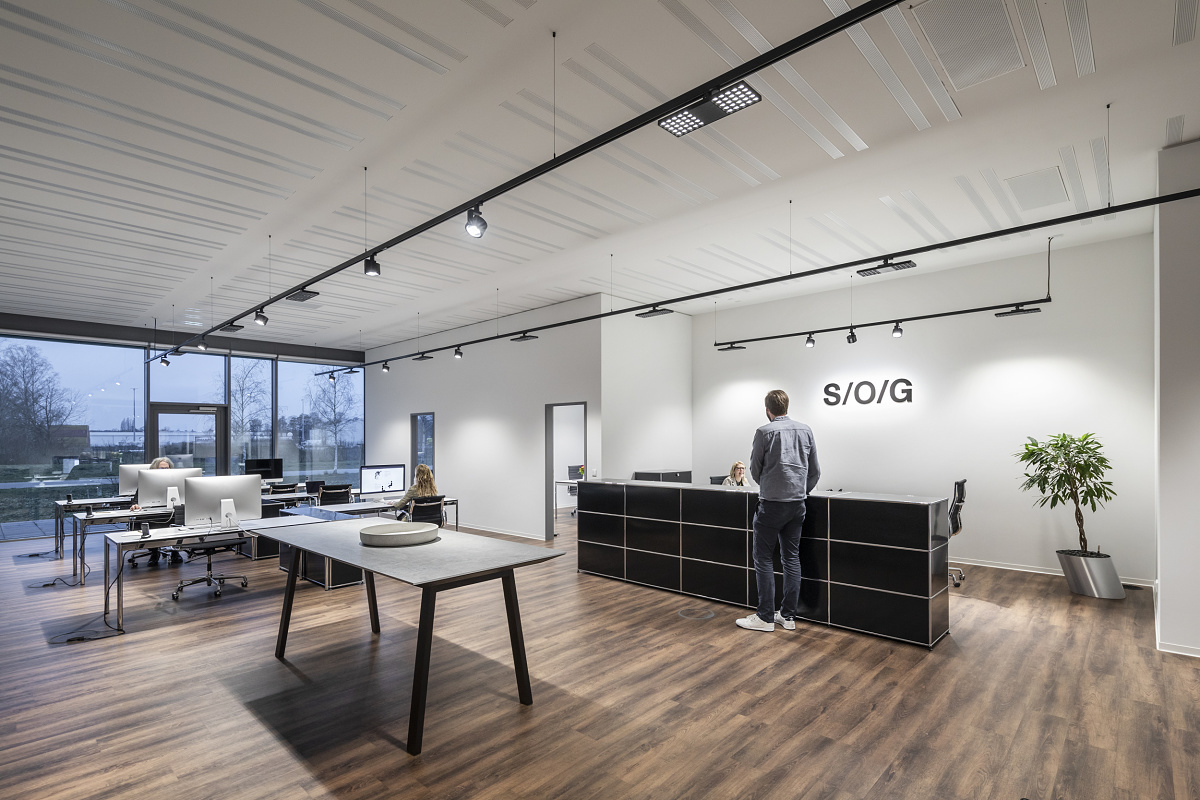 ERCO office lighting at Stiehl/Over/Gehrmann: Flexible Jilly downlights for visual comfort at the workplace.