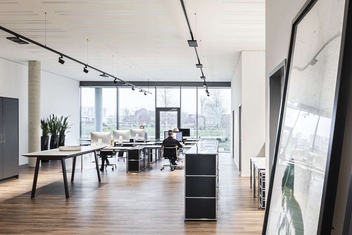 ERCO Jilly downlights provide flexible office lighting in Osnabrück, with Hi-trac track spotlights for visual comfort.