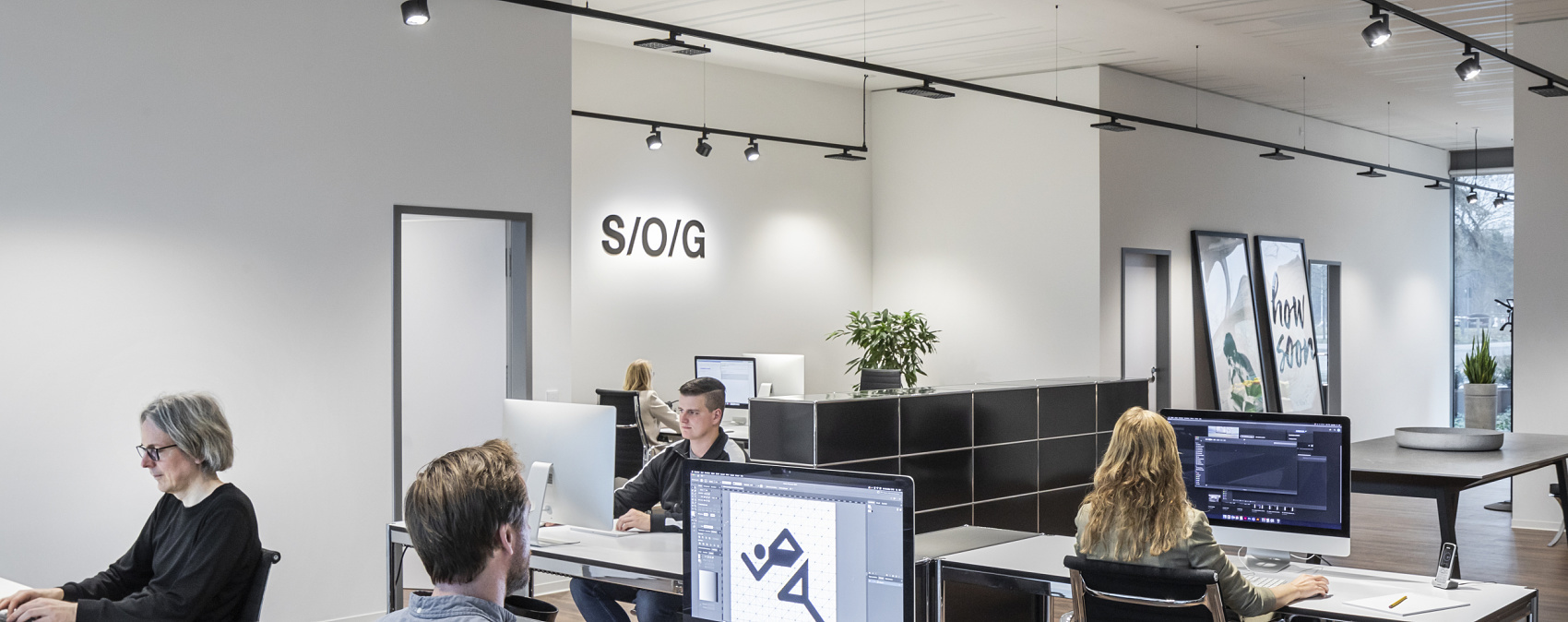 ERCO Jilly downlights on Hi-trac track provide flexible office lighting at Stiehl/Over/Gehrmann, Osnabrück, for high visual comfort.