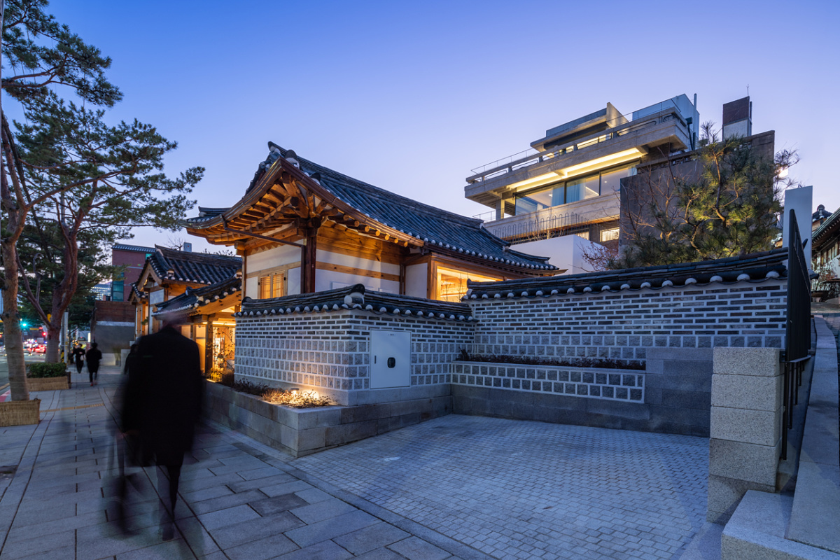 Sulwhasoo flagship store in Seoul illuminated by ERCO Kona outdoor projectors.