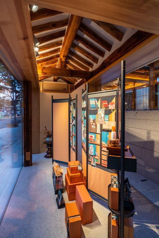 Sulwhasoo flagship store interior featuring ERCO Eclipse spotlights highlighting merchandise.