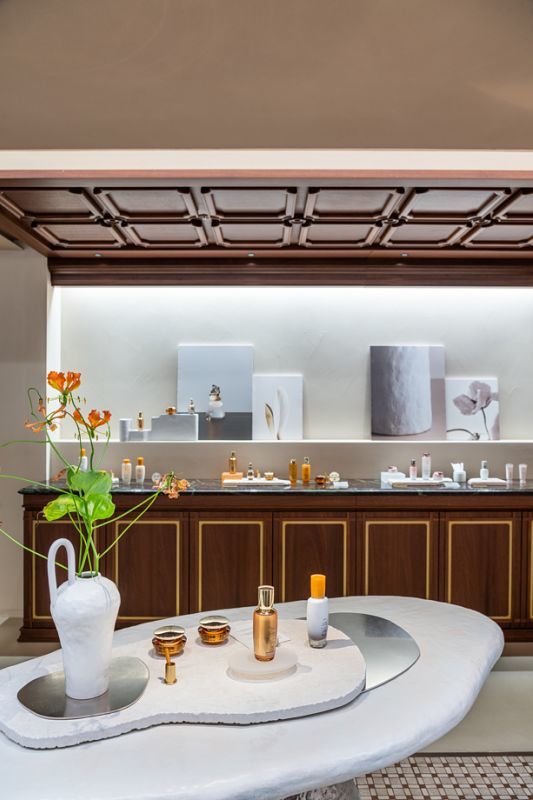 Sulwhasoo products displayed with ERCO lighting at the Bukchon flagship store.