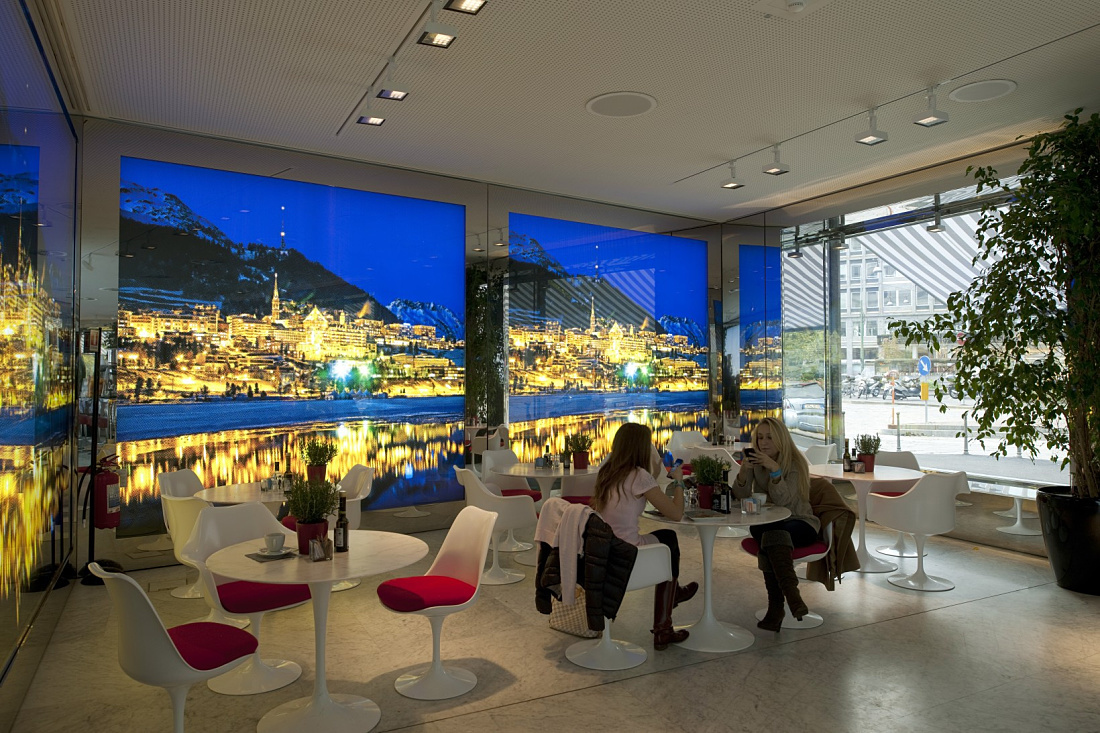 Swiss Corner Bar in Milan featuring ERCO Light Board spotlights, creating a modern ambiance.