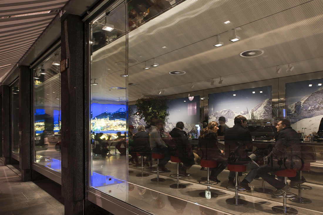 Swiss Corner Bar in Milan featuring ERCO Light Board spotlights for modern lighting.