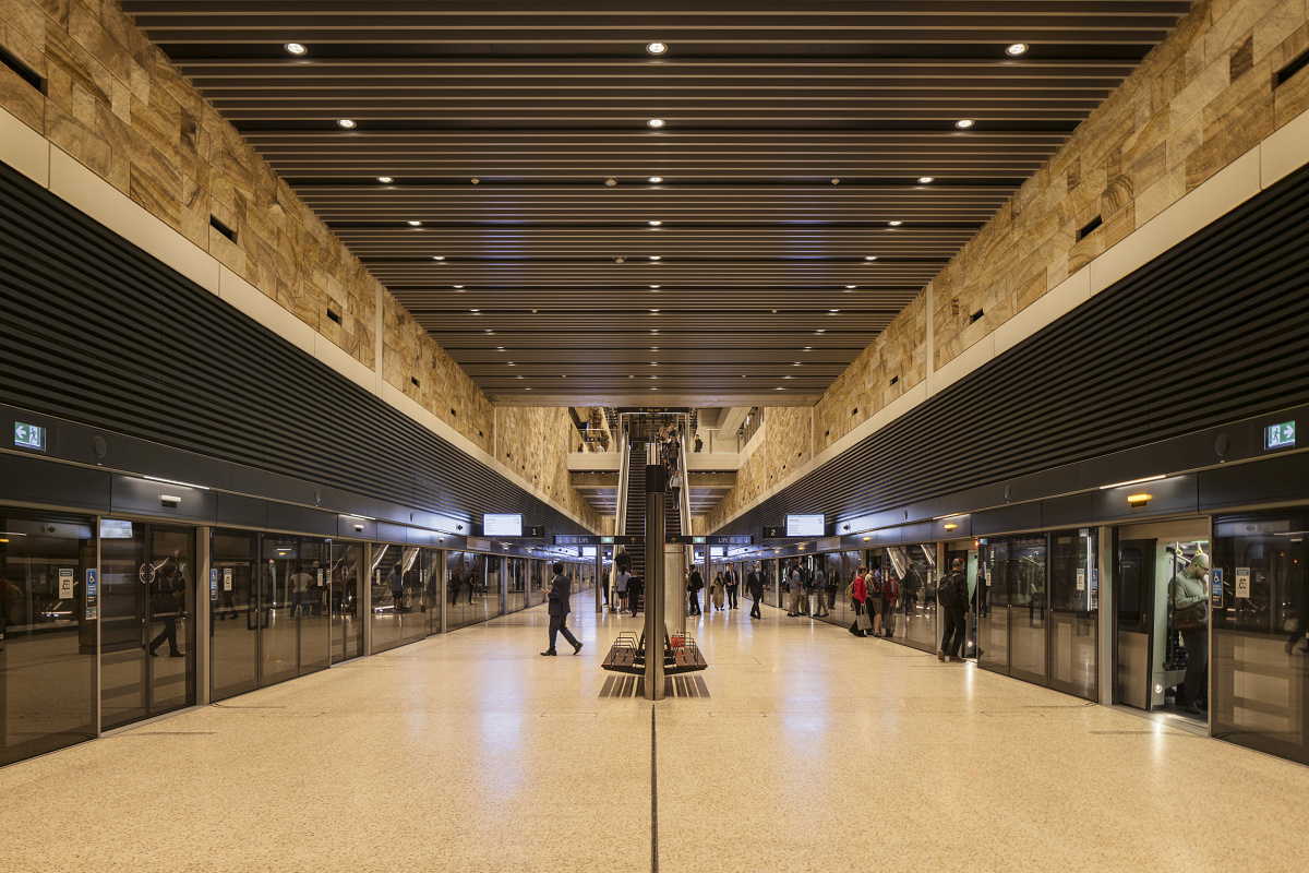 Barangaroo Station in Sydney mit ERCO Downlights für gleichmäßige Ausleuchtung.