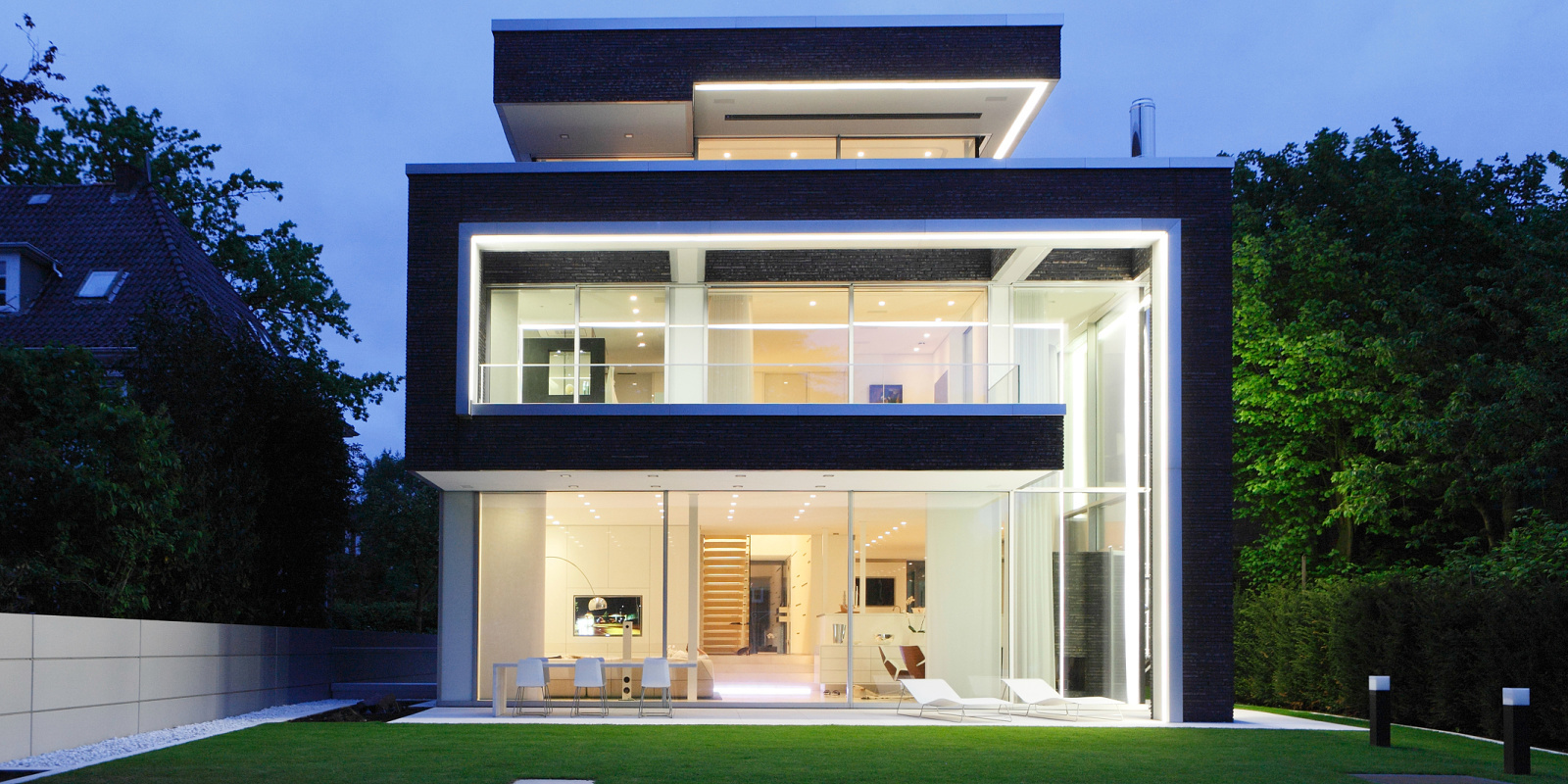 Villa Linari in Hamburg featuring ERCO LED lighting, creating a multi-sensory spatial experience.