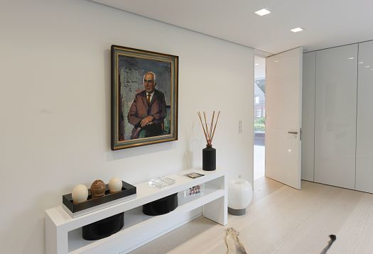 Interior with painting and ERCO lighting creating a synesthetic experience in Hamburg.