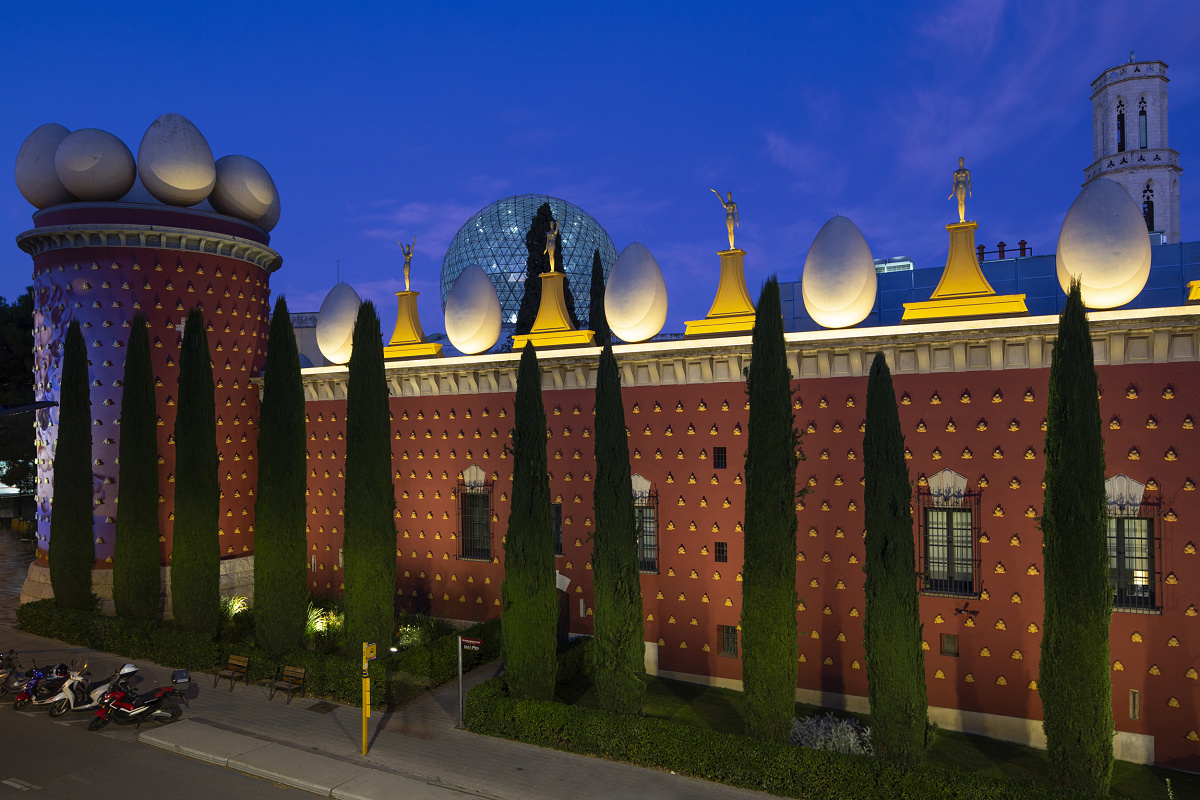 Teatre-Museu Dalí facade in Figueres, Spain, illuminated with ERCO Lightscan projectors.