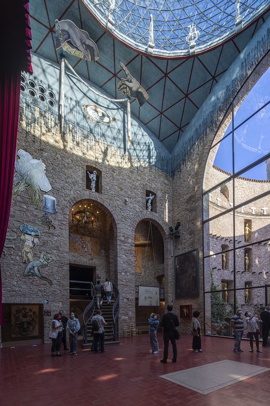 Interior of the Teatre-Museu Dalí featuring art and dome, illuminated by ERCO spotlights.