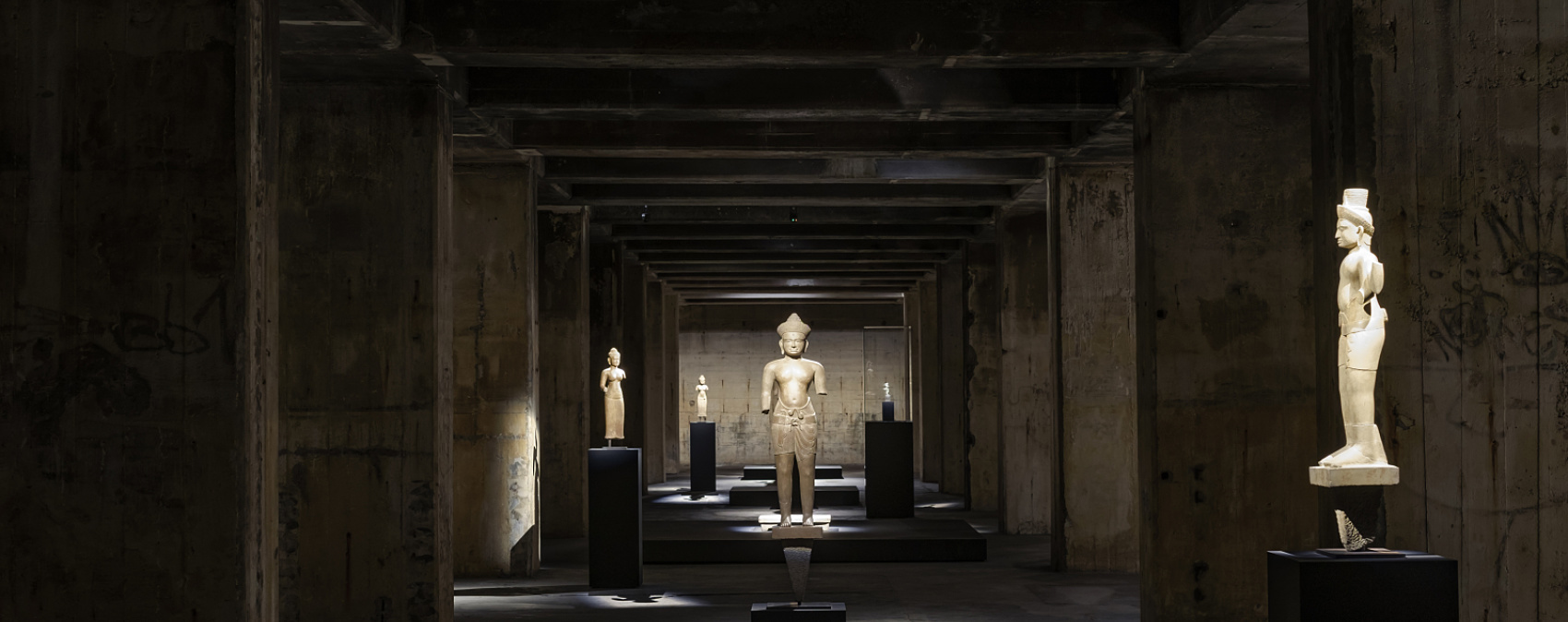 Khmer sculptures in the Feuerle Collection, illuminated by ERCO lighting, create a meditative atmosphere in Berlin.