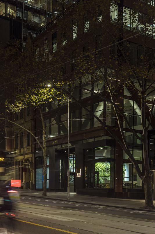 565 Bourke Street foyer featuring an ERCO Light Board spotlight illuminating a green wall.