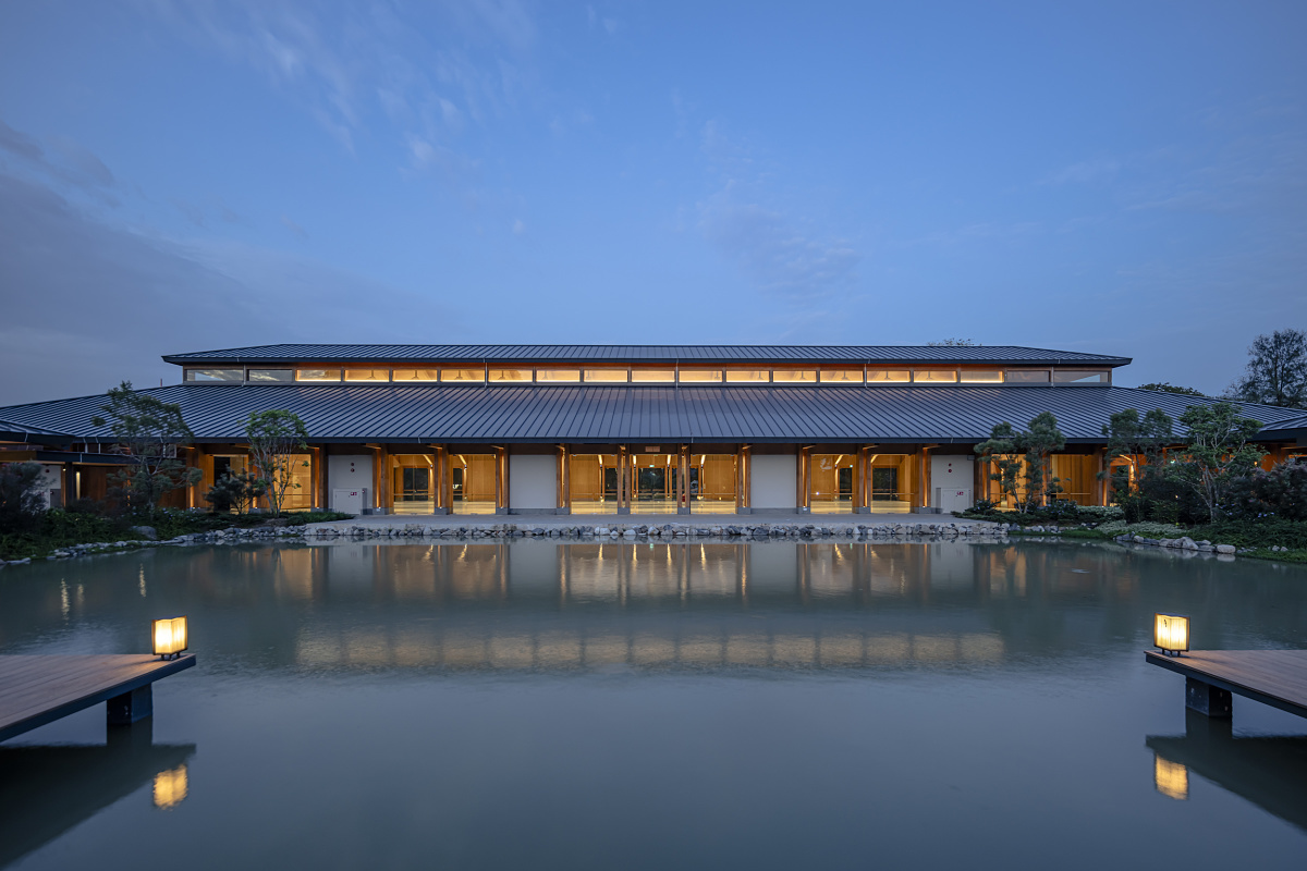 Das Guesthouse im Japanischen Garten, Singapur, mit ERCO LED-Beleuchtung, die Architektur und Ambiente hervorhebt.