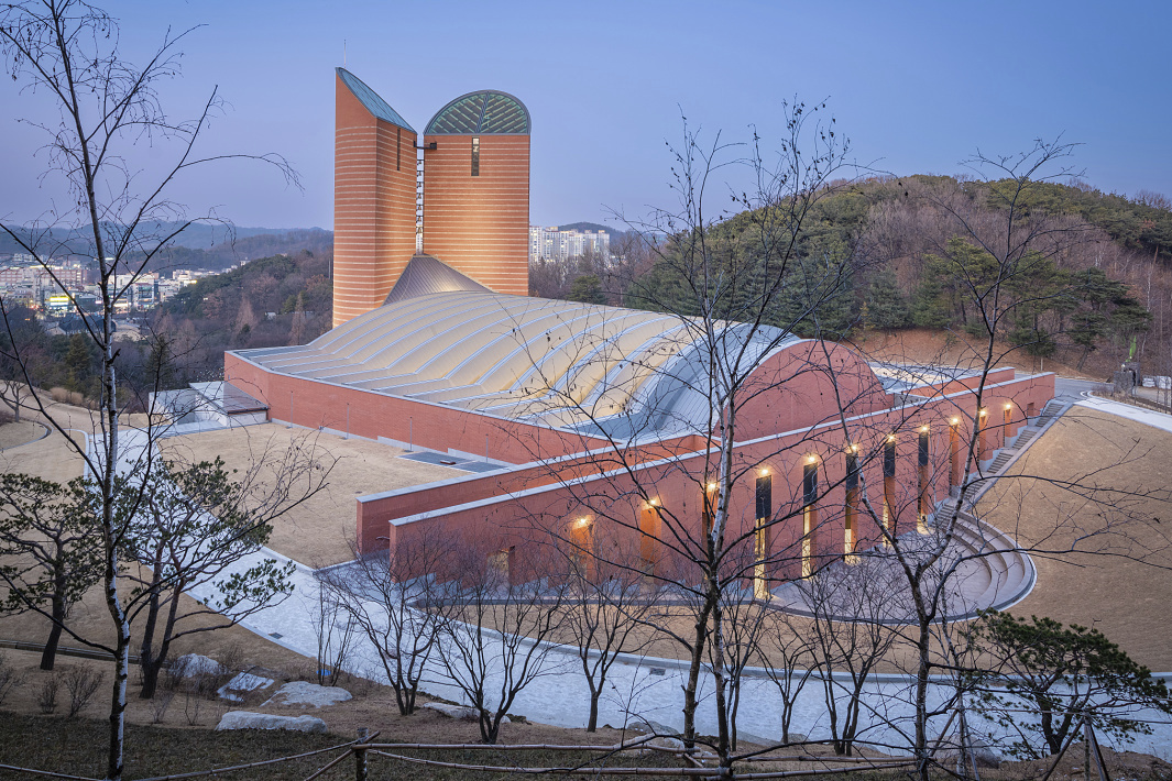 Rosary Hill Shrine illuminated by ERCO lighting, enhancing visual comfort.