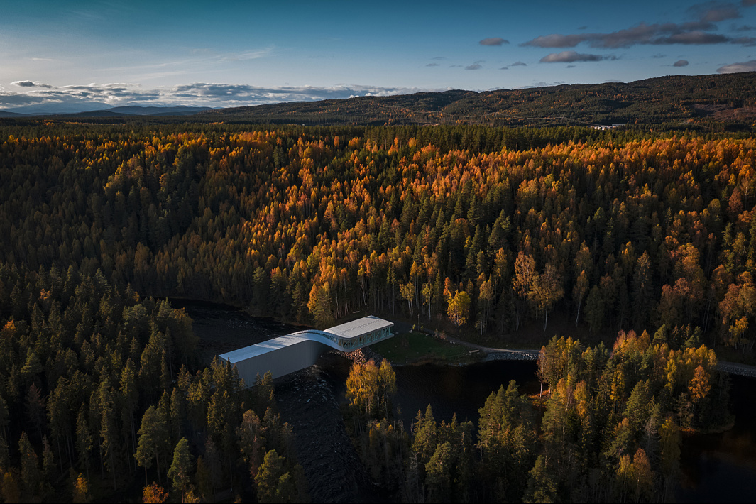Aerial view of The Twist, a gallery building with ERCO lighting, spanning the Randselva river at the Kistefos Museum in Norway.