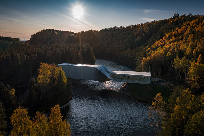 The Twist gallery at Kistefos Museum, Norway, a sculptural bridge featuring flexible ERCO Parscan lighting.