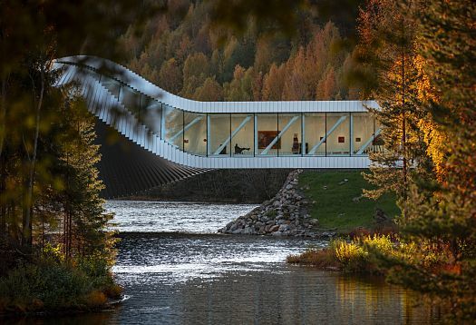 The Twist gallery at Kistefos Museum, Norway, a sculptural bridge featuring flexible ERCO Parscan LED lighting.