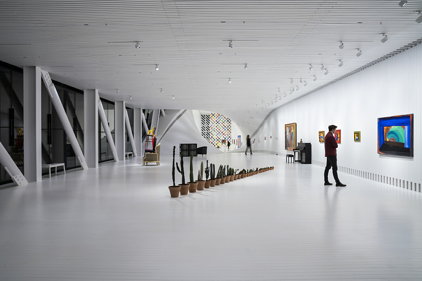Interior of Kistefos Museum 'The Twist' featuring ERCO Parscan spotlights illuminating art.