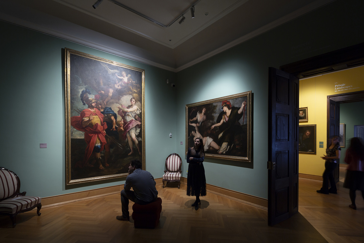 ERCO LED spotlights illuminate paintings in the Timisoara Art Museum, creating flexible exhibit lighting.