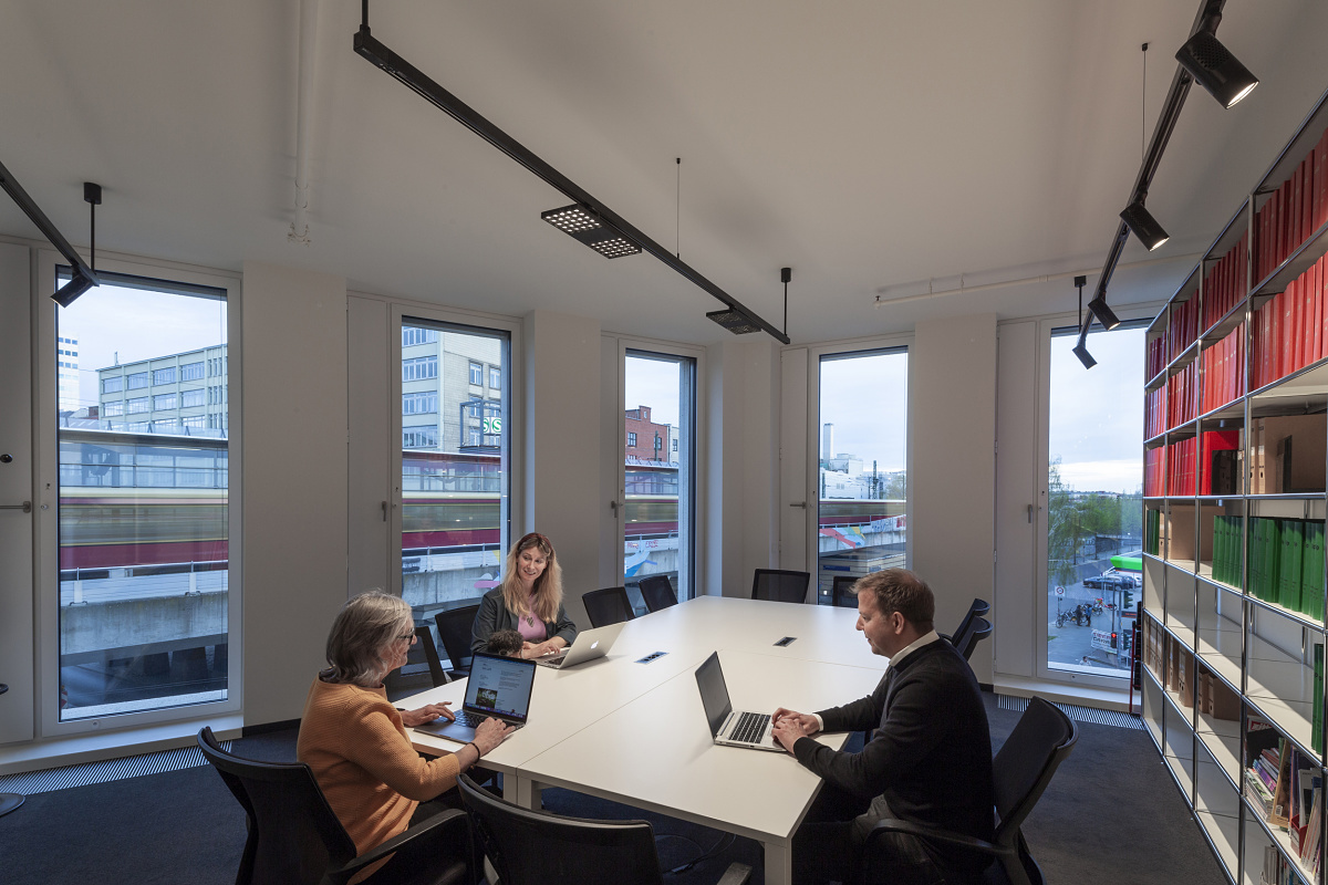 Flexible ERCO office lighting at tipBerlin, featuring Jilly downlights and Eclipse spotlights.