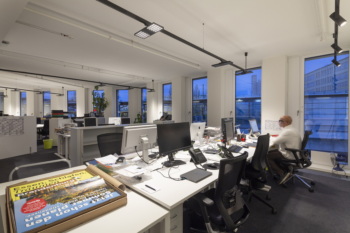 ERCO Jilly downlights and Eclipse spotlights illuminate the tipBerlin editorial office, providing flexible office lighting.