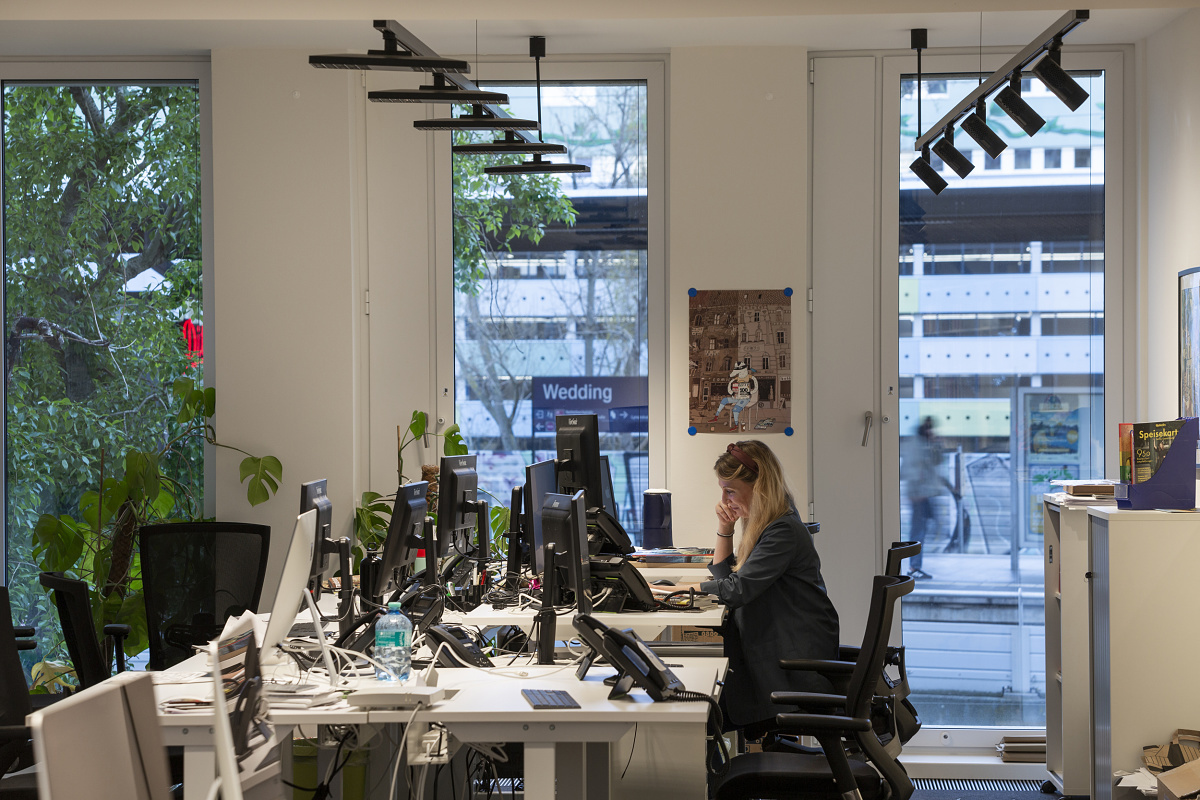 Flexible ERCO office lighting with Jilly downlights and Eclipse spotlights at tipBerlin.