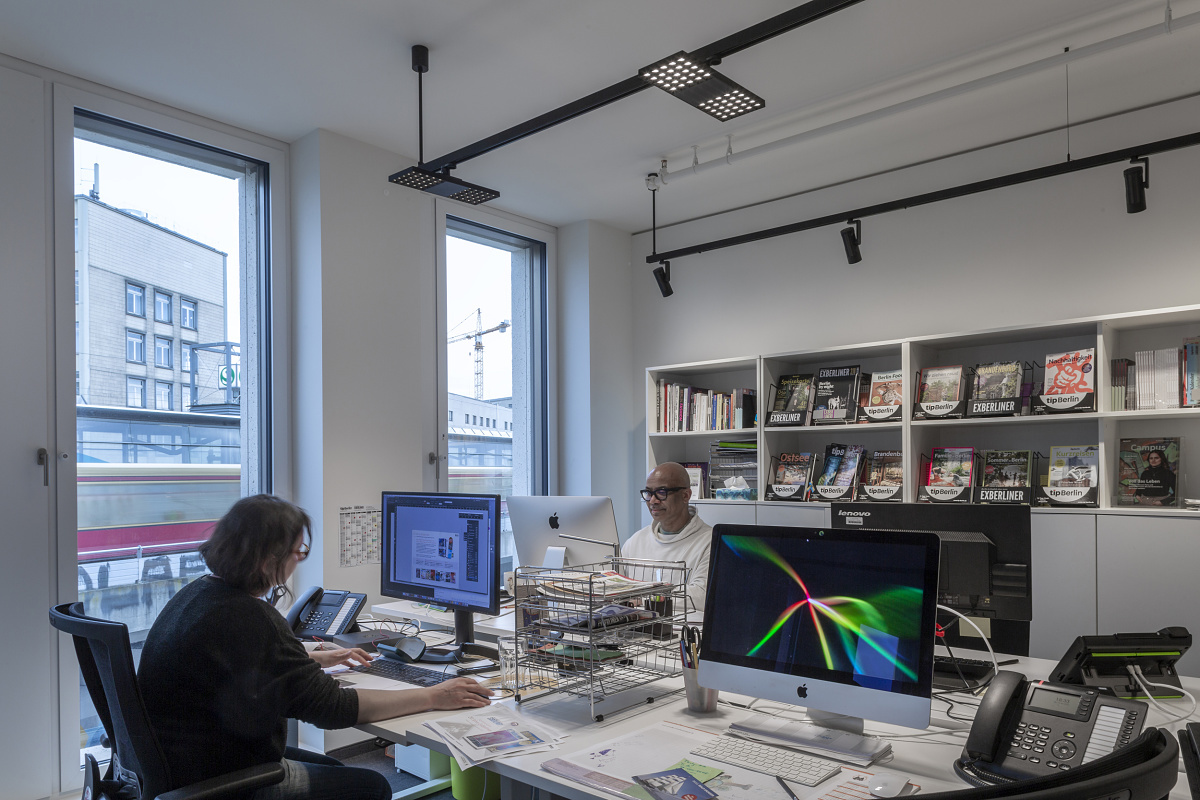 Flexible ERCO office lighting with Jilly downlights and Eclipse spotlights for the tipBerlin editorial team.