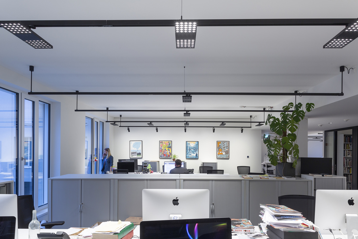 ERCO Jilly downlights and Eclipse spotlights illuminate the tipBerlin editorial office, providing flexible office lighting.