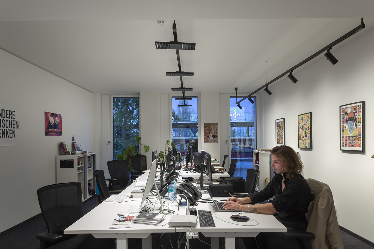 Flexible ERCO office lighting with Jilly downlights and Eclipse spotlights in tipBerlins office.