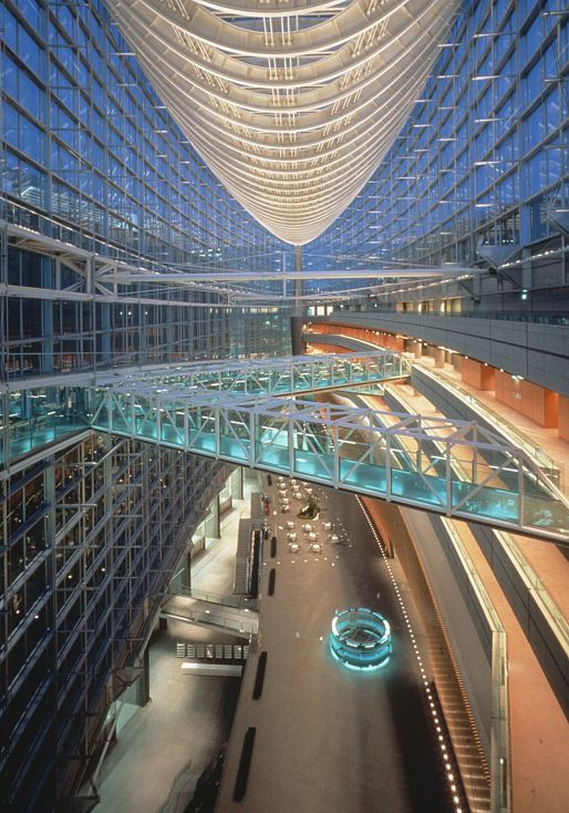 Innenansicht des Tokyo International Forum mit Gimbal Strahlern, die die Stahlkonstruktion beleuchten.
