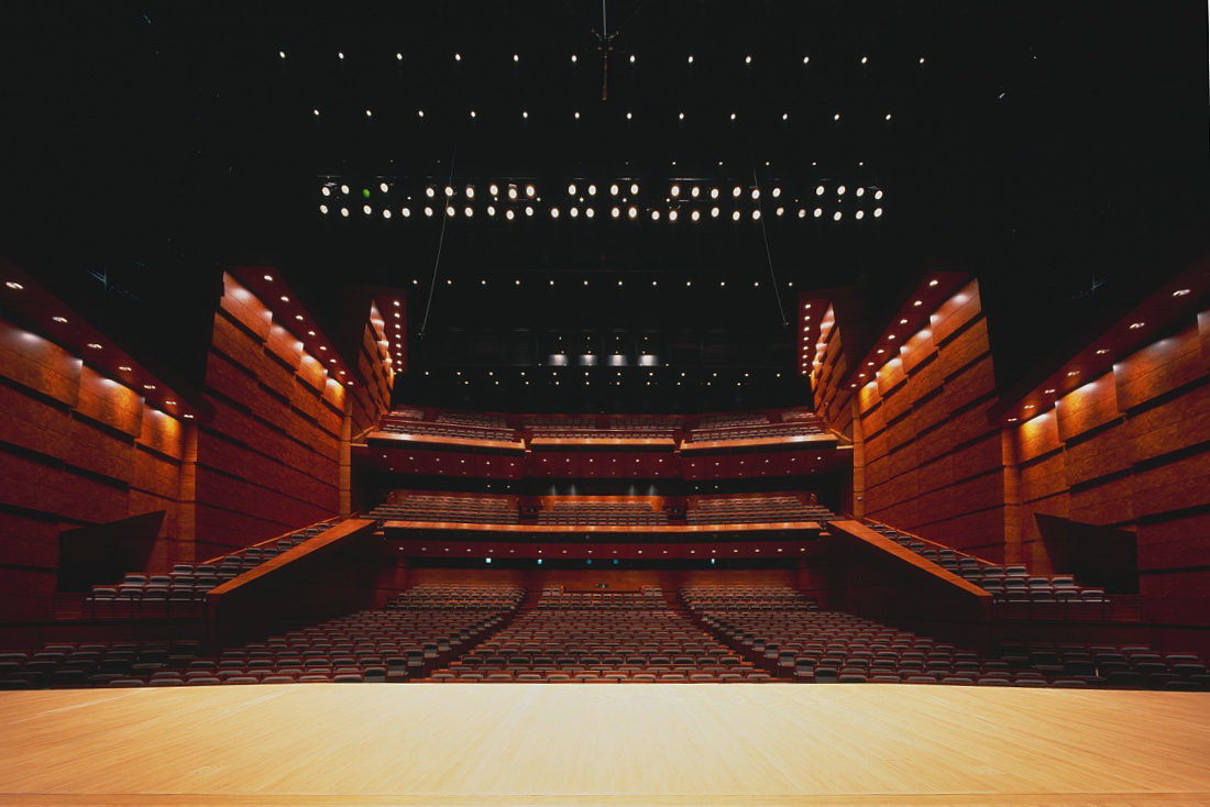 Interior of Tokyo International Forum featuring ERCO lighting highlighting the architecture.